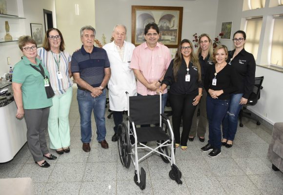Hélio Angotti Recebe doação de Cadeira de Rodas pela Unimed
