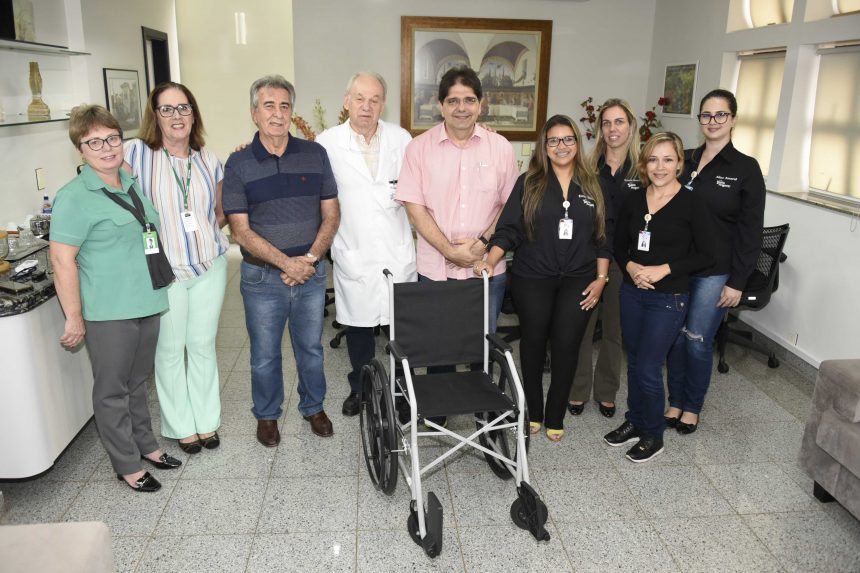 Hélio Angotti Recebe doação de Cadeira de Rodas pela Unimed