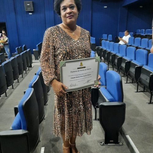 Claudia Gomes, Assistente Social do HHA, recebe Diploma de Honra ao Mérito