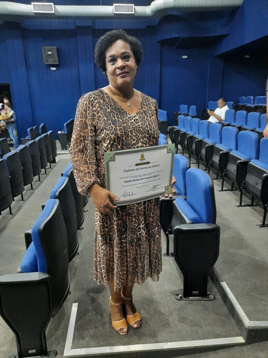 Claudia Gomes, Assistente Social do HHA, recebe Diploma de Honra ao Mérito