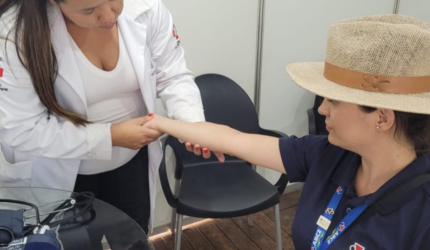 HÉLIO ANGOTTI REALIZA MAIS DE 1500 ATENDIMENTOS NA EXPOZEBU HÉLIO ANGOTTI REALIZA MAIS DE 1500 ATENDIMENTOS NA EXPOZEBU