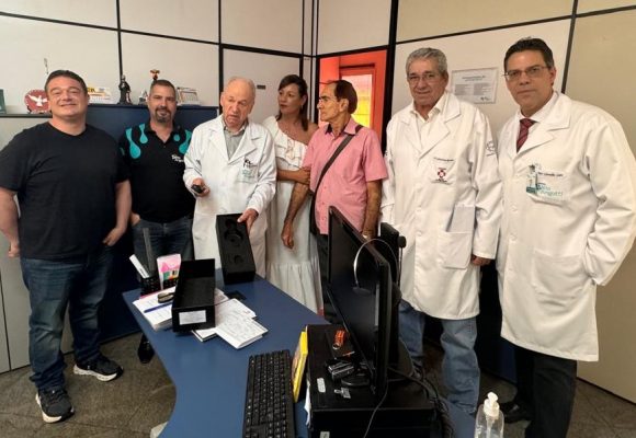 HÉLIO ANGOTTI RECEBE DOAÇÃO DE DERMATOCÓSPIO DIGITAL